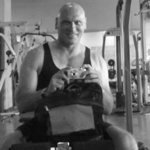 black-and-white-sitting-gym-moi